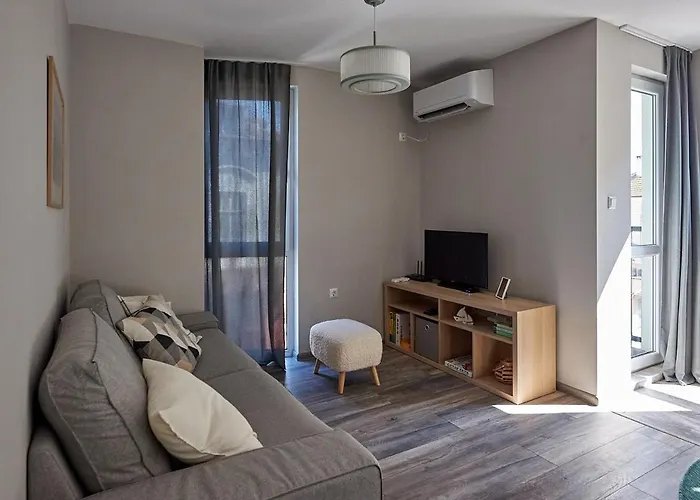 Corner In The Center - 2bd *