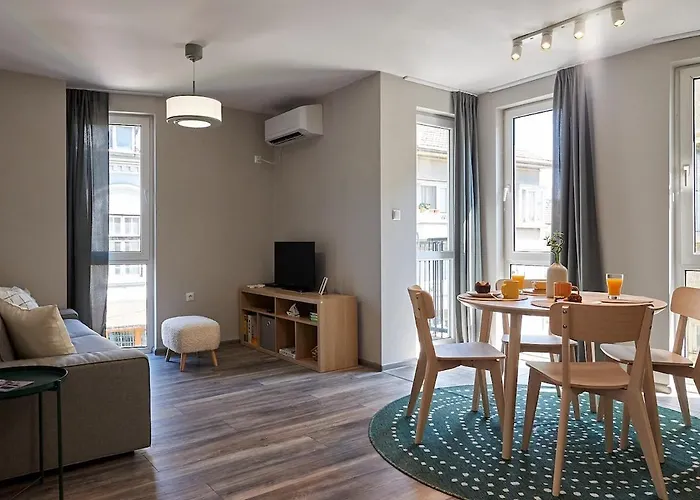 Corner In The Center - 2bd *